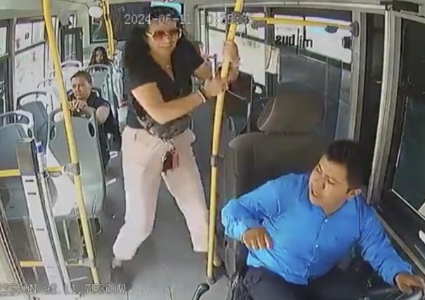 VIDEO: Usuaria de transporte patea a conductor por exceso de velocidad en Puebla