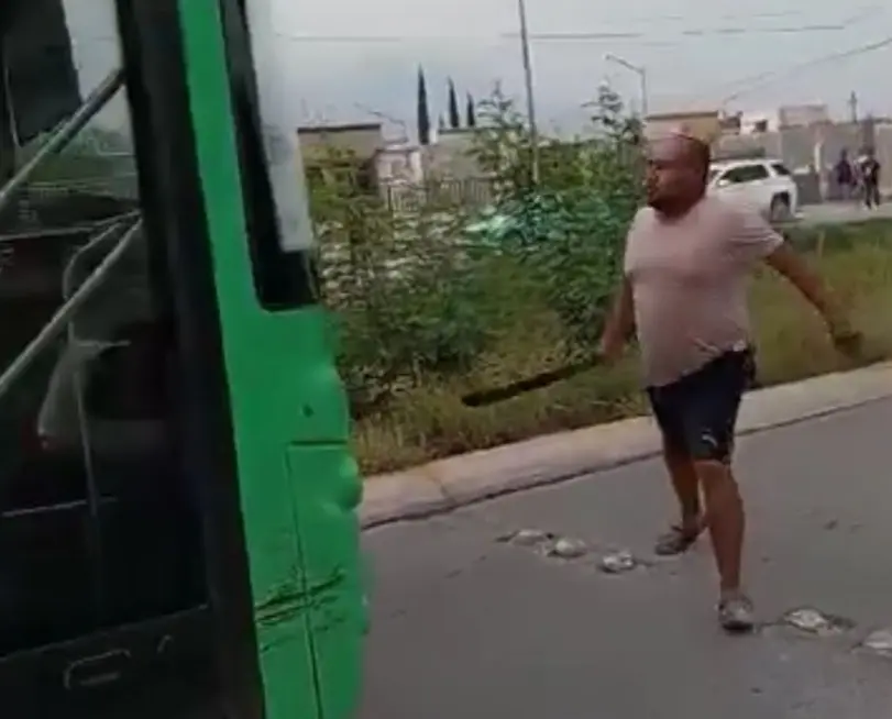 ¡Chancludo y con machete! Hombre agrede a chofer de ruta urbana (VIDEO)