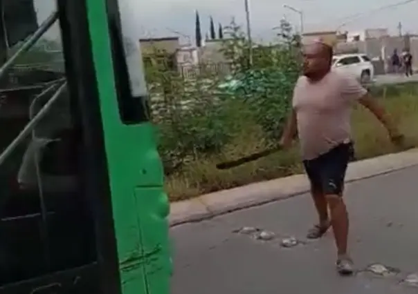 ¡Chancludo y con machete! Hombre agrede a chofer de ruta urbana (VIDEO)