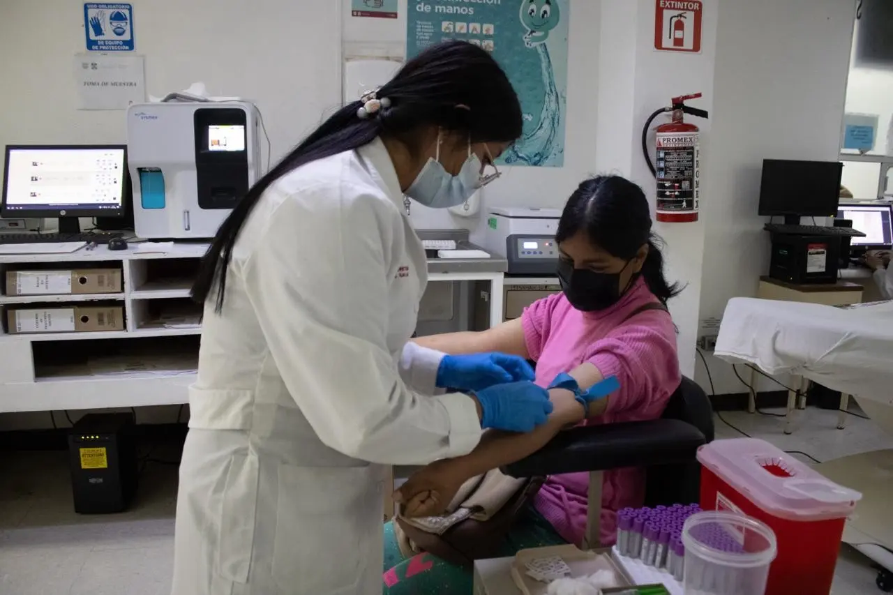 Persona donando sangre en un Hospital de la ciudad. Foto: Gobierno de la CDMX