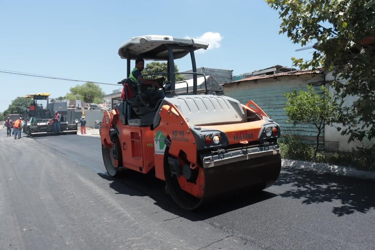 Supervisa Francisco Treviño pavimentación en la colonia Lomas de los Naranjos