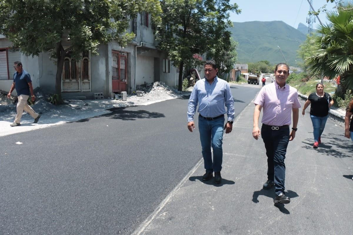 Supervisa Francisco Treviño pavimentación en la colonia Lomas de los Naranjos