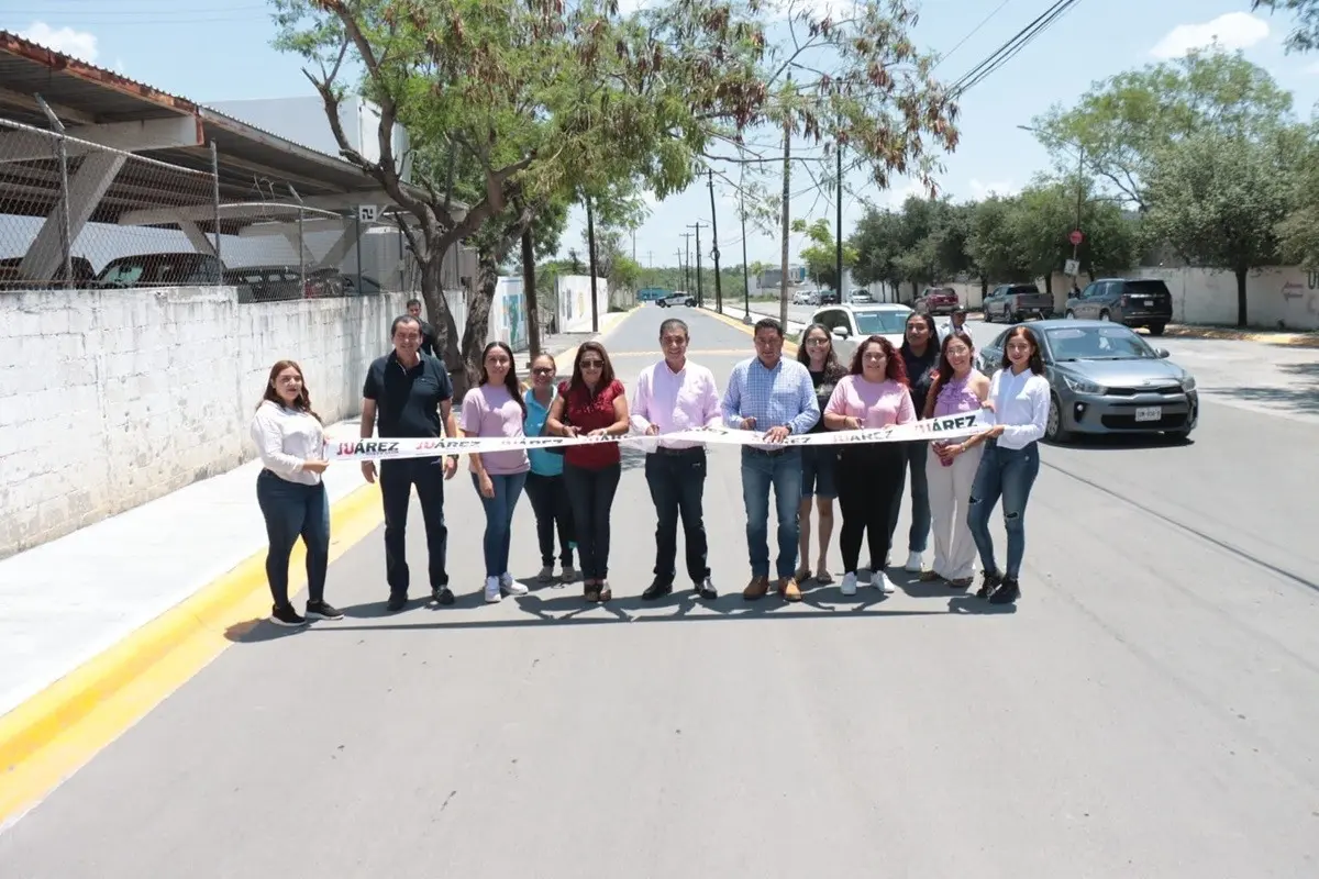 Entrega Francisco Treviño obra de pavimentación en Residencial Las Lomas