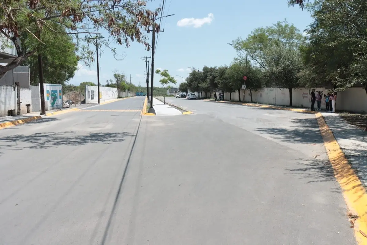 Entrega Francisco Treviño obra de pavimentación en Residencial Las Lomas