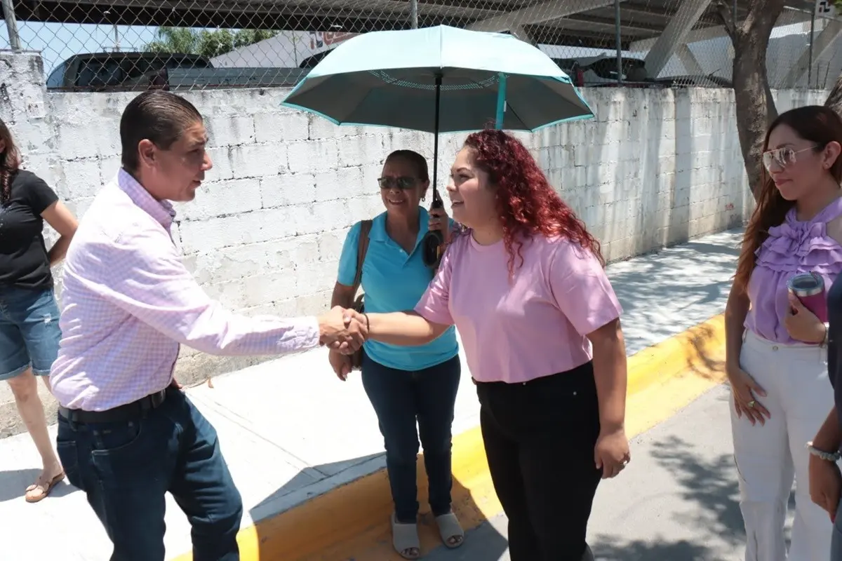 Entrega Francisco Treviño obra de pavimentación en Residencial Las Lomas