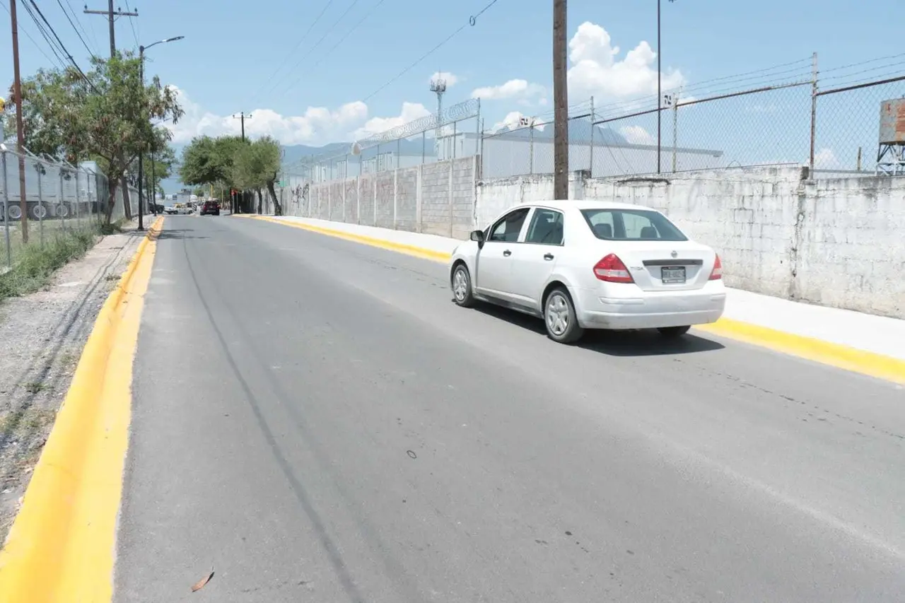 Entrega Francisco Treviño obra de pavimentación en Residencial Las Lomas