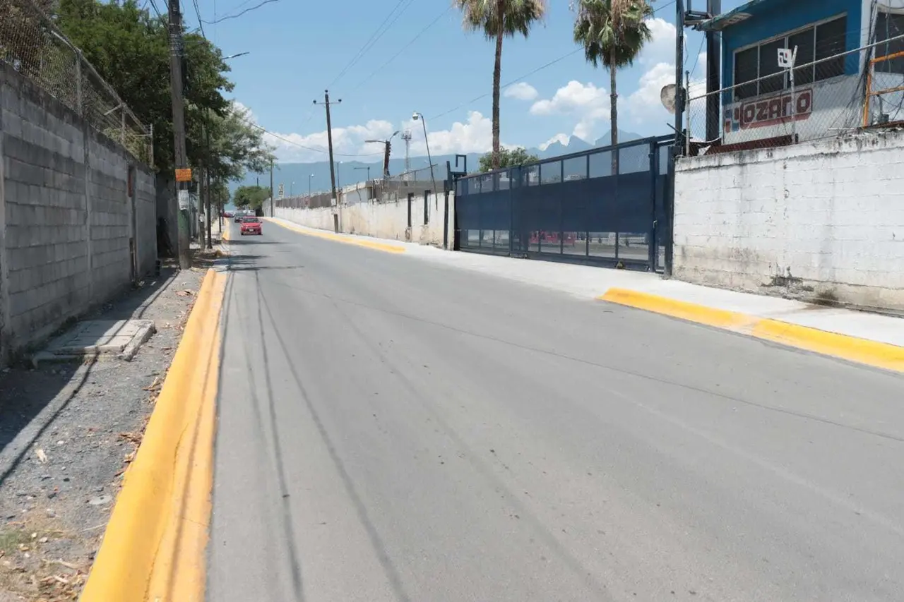 Entrega Francisco Treviño obra de pavimentación en Residencial Las Lomas