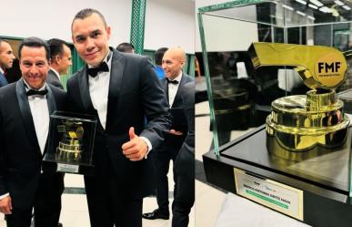 El Gato Ortiz recibe silbato dorado como el mejor árbitro de la Liga MX