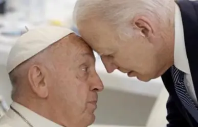 Joe Biden saluda al papa Francisco juntando su frente en el evento del G7