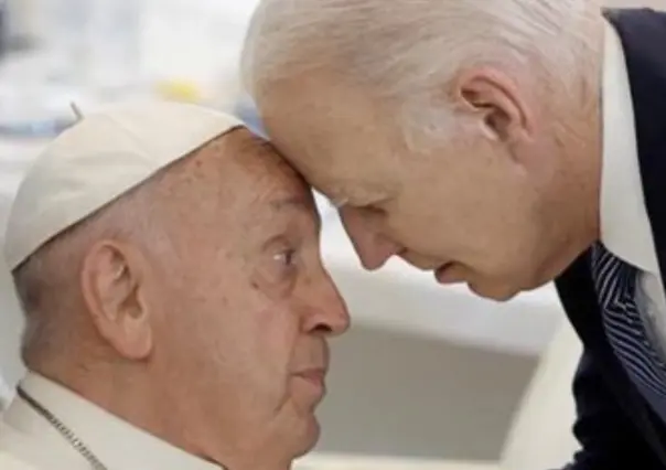 Joe Biden saluda al papa Francisco juntando su frente en el evento del G7