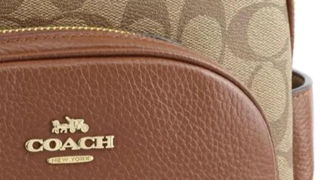 ¿Qué estilos y diseños de mochilas ofrece Coach para mujeres?