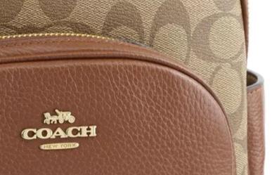 ¿Qué estilos y diseños de mochilas ofrece Coach para mujeres?