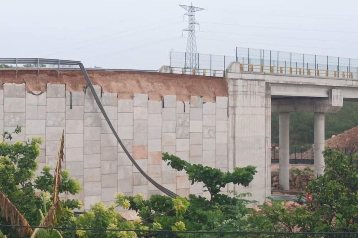 La estructura del puente comenzó a desprenderse Foto: X(Twitter) @rturohadad