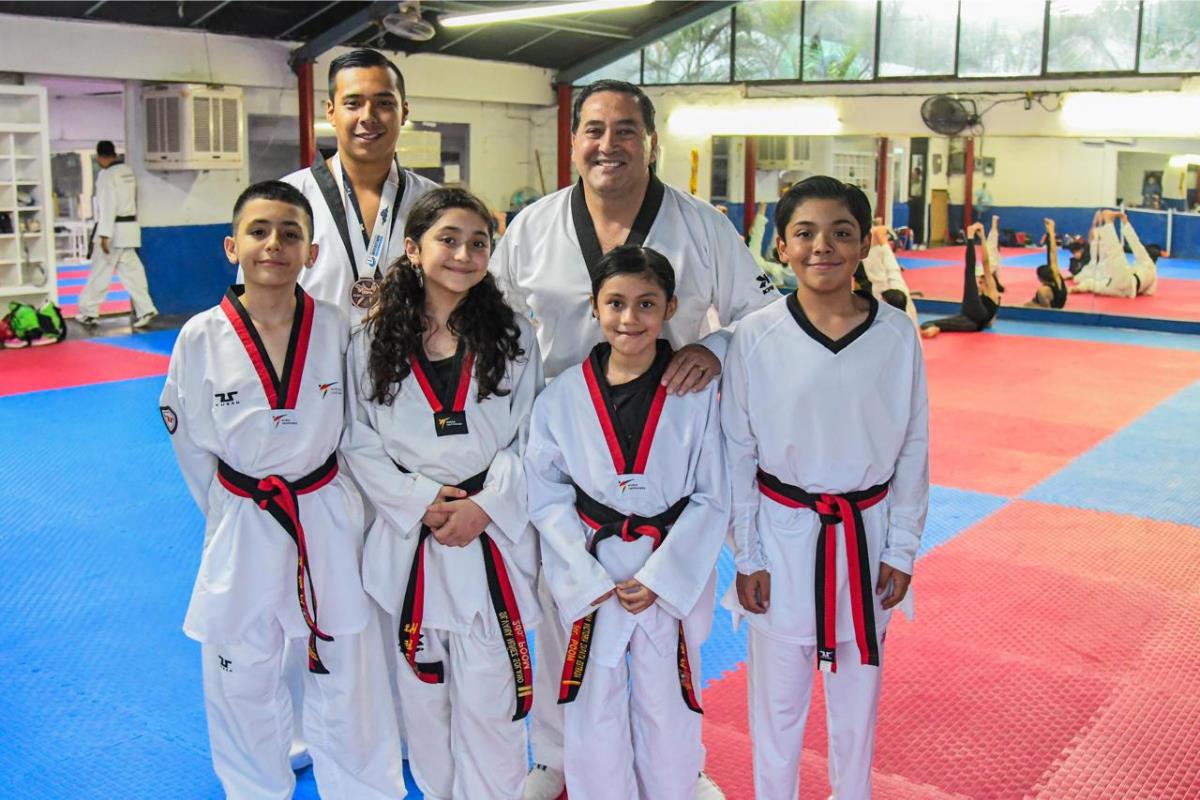 Alumnos y entrenador del gimnasio de taekwondo 11 Mina de Victoria, Tamaulipas. Foto: Ignacio Aceves