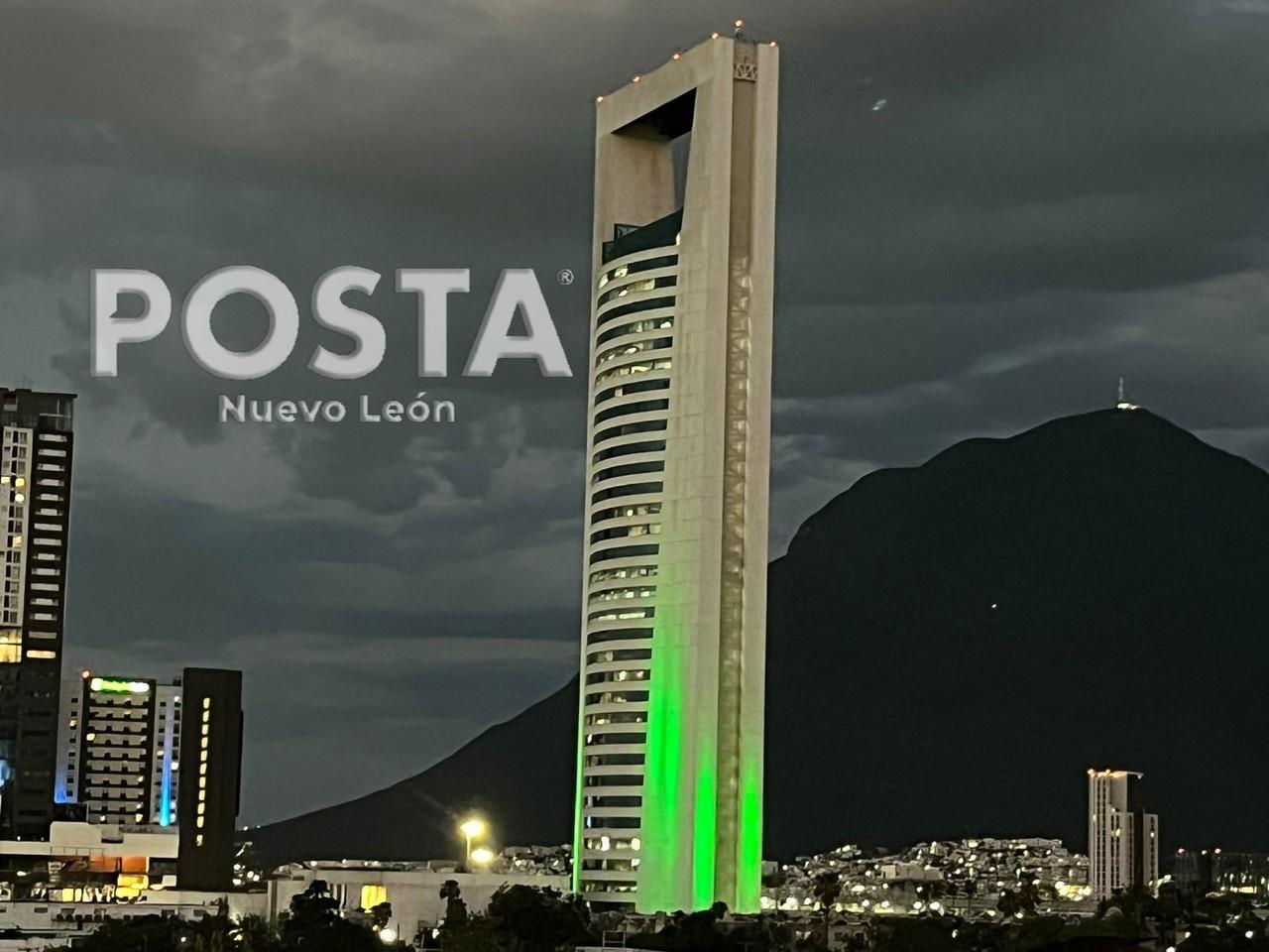 Torre Administrativa del Gobierno del Estado, iluminada de verde en honor a las personas mayores. Foto: POSTA