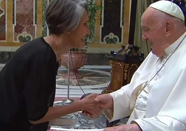 A risa y risa el Papa, y Florinda Meza una de las invitadas, mantienen encuentro