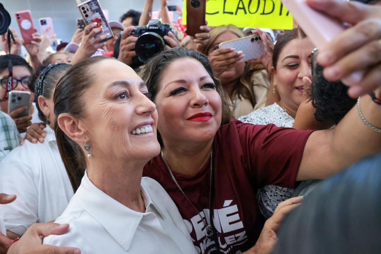 Una simpatizante de Morena tomando una foto con Claudia Sheinbaum. Foto: Claudia Sheinbaum/Morena.