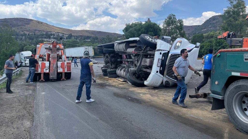 Accidente en Tlalnepantla: Tráfico colapsado por vuelco de tráiler