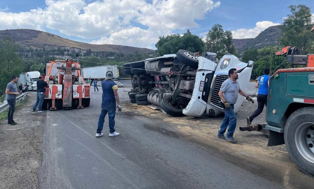 Tráiler con Rollos de Tela Vuelca en Tlalnepantla. Foto: POSTA