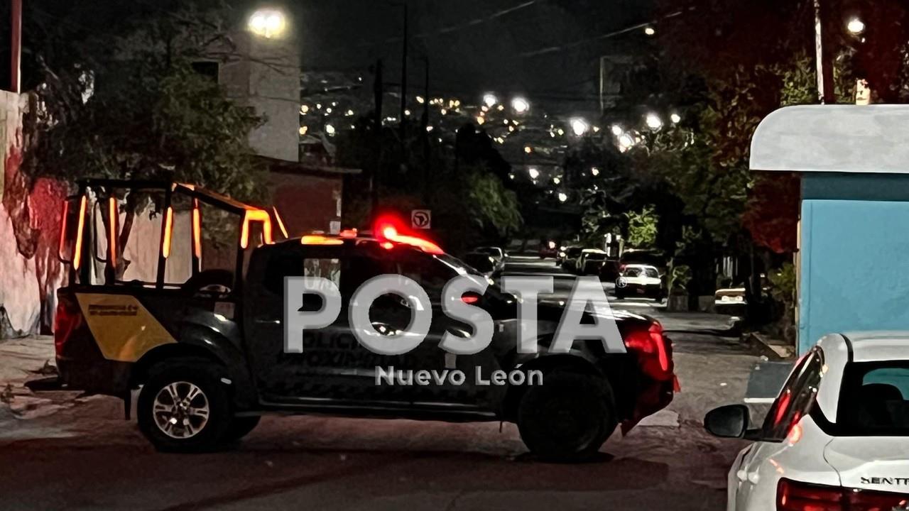 Policías del municipio de Santa Catarina cubriendp la zona del ataque para recoger las pruebas y comenzar las diligencias. Foto: Raymundo Elizalde.