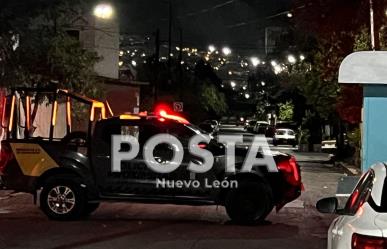 Balean y dañan auto en Santa Catarina