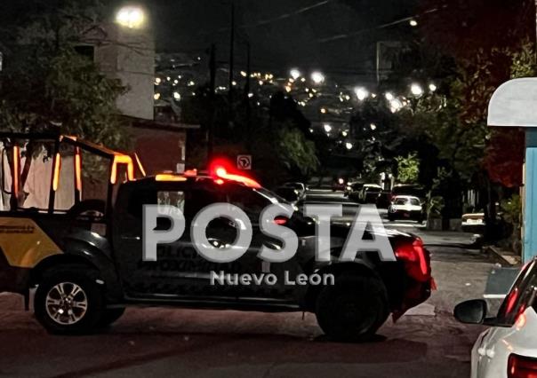 Balean y dañan auto en Santa Catarina