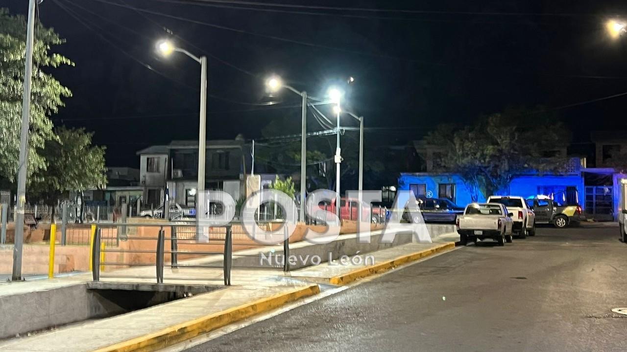 Policías del municipio de Santa Catarina realizando diligencias para buscar a los pistoleros en la colonia Cumbres de Santa Catarina. Foto: Raymundo Elizalde.