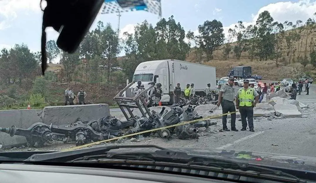 Accidente en la carretera Panamericana: Vuelca tráiler cargado de motores. Foto: RRSS