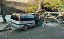 Conductor en estado de ebriedad se lleva poste de luz en Congreso de la Unión Conductor en estado de ebriedad se lleva poste de luz en Congreso de la Unión