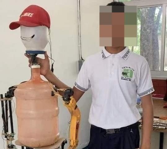 Larry y Daniel, el joven que creo al robot de plástico. Foto: Noticias de Cuautla.