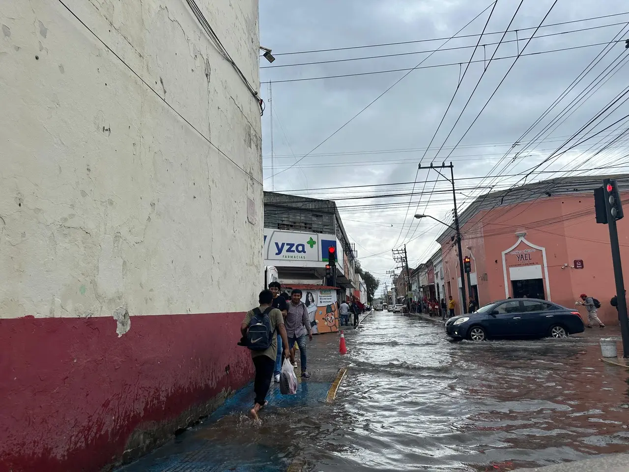 Las precipitaciones inundaron las calles de la urbe, dificultando el paso hasta a los carros que las transitan Fotos: Héctor Guarepo