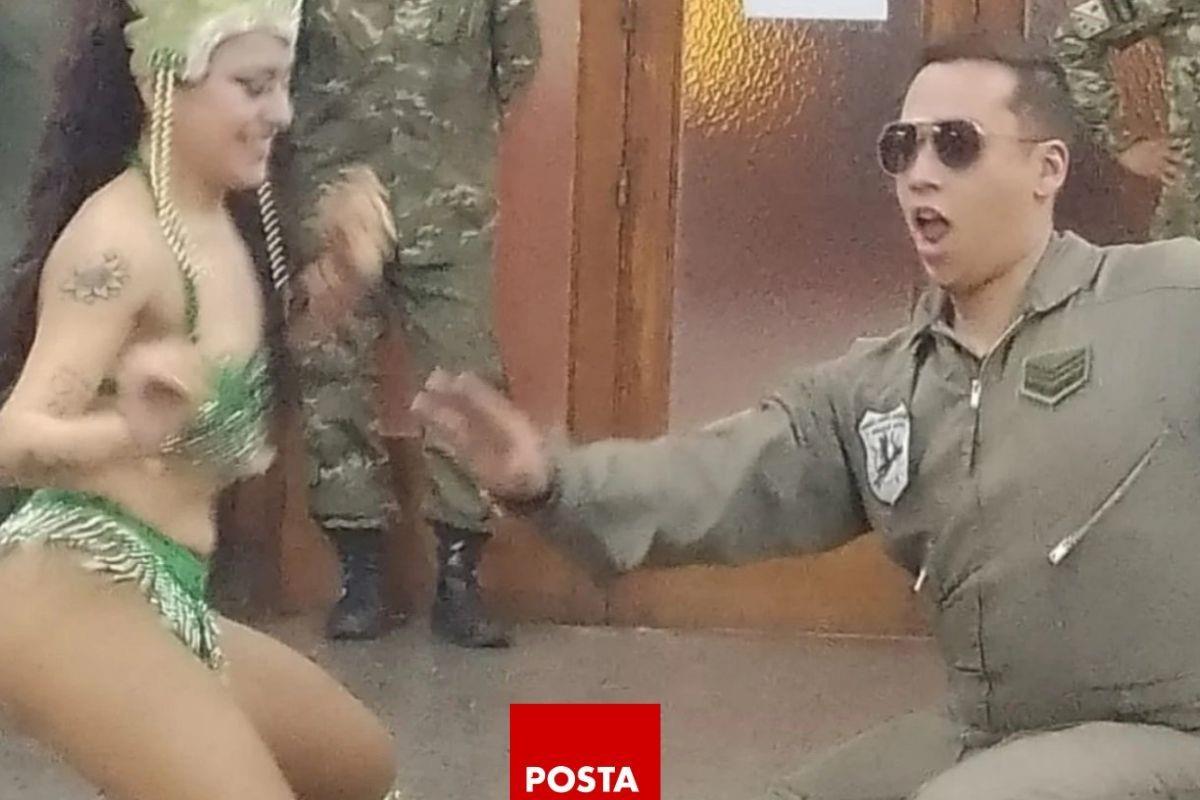 En las grabaciones se puede ver como los uniformados bailan muy cerca de las mujeres que ingresaron al evento del Día del Padre de la Fuerza Aérea de Mendoza. Foto: X