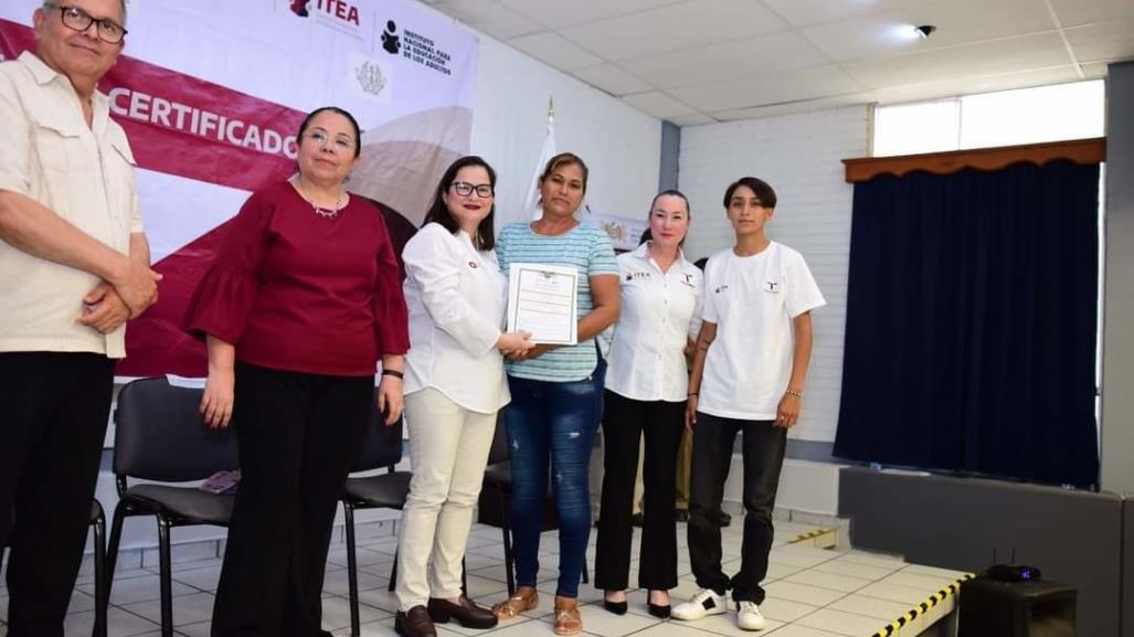 Estudiantes de Preparatoria N° 2 son reconocidos por asesorar a adultos de ITEA