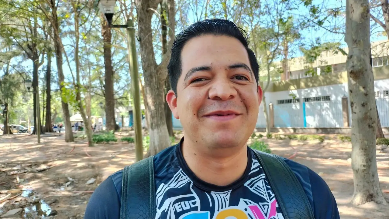 Isaac Cisneros, líder estudiantil, sonriendo para la cámara. Foto: Isaura Retana.