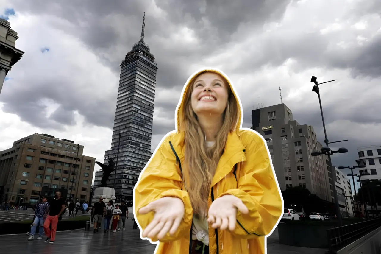 Torre Latinoamérica de CDMX y mujer con impermeable. Foto: Especial