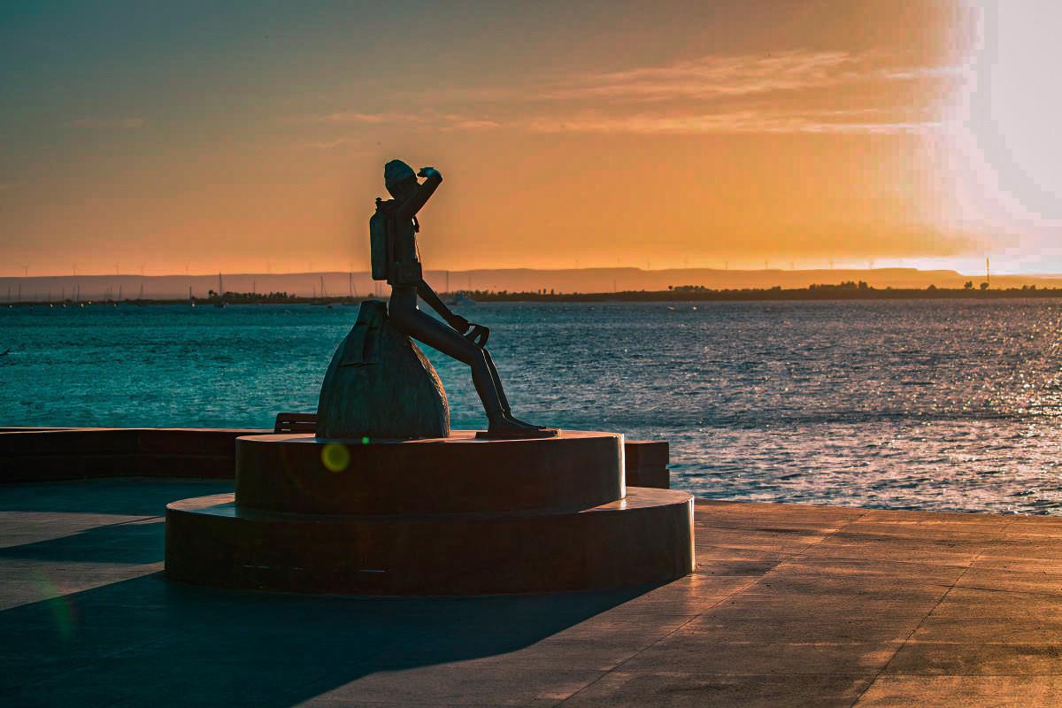 Estatua a Jacques-Yves Cousteau en el Malecón de La Paz. I Foto: GoLaPaz.com