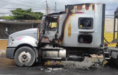 Llamas consumen cabina de un tractocamión en calles de Progreso