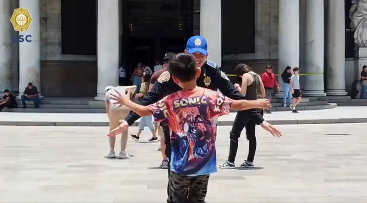 Policía de la SSC abrazando a niño. Foto: Captura de pantalla