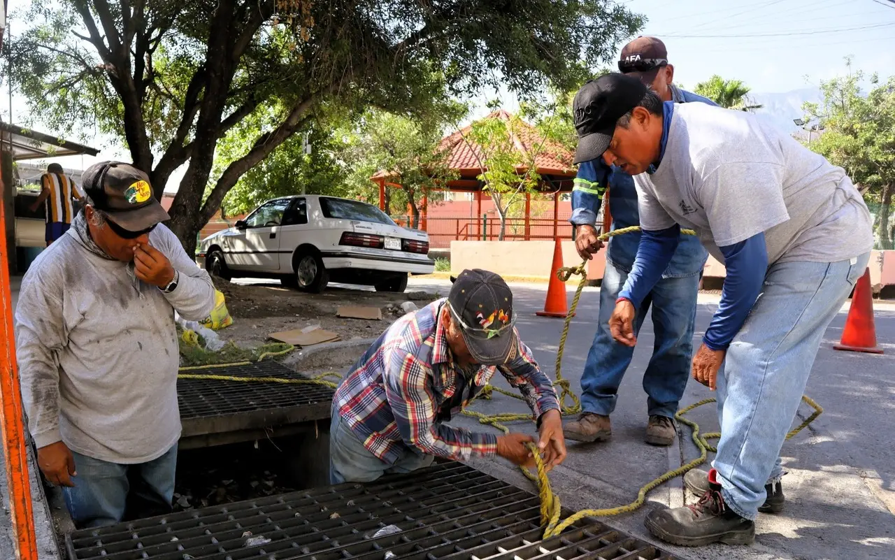 Cuadrillas de Servicios Públicos municipales retirando escombro, basura de alcantarillas en Santa Catarina. Foto: Gobierno de Santa Catarina