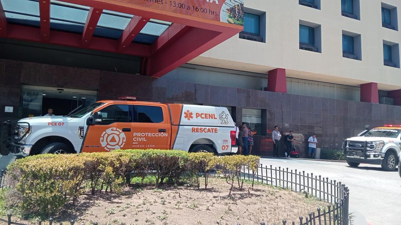 Unidad de Protección Civil de Nuevo León al exterior de un hotel en el centro de Monterrey. Foto: Protección Civil de Nuevo León