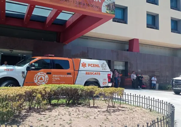 Mujer resulta herida traes caerle puerta de vidrio de hotel en Monterrey