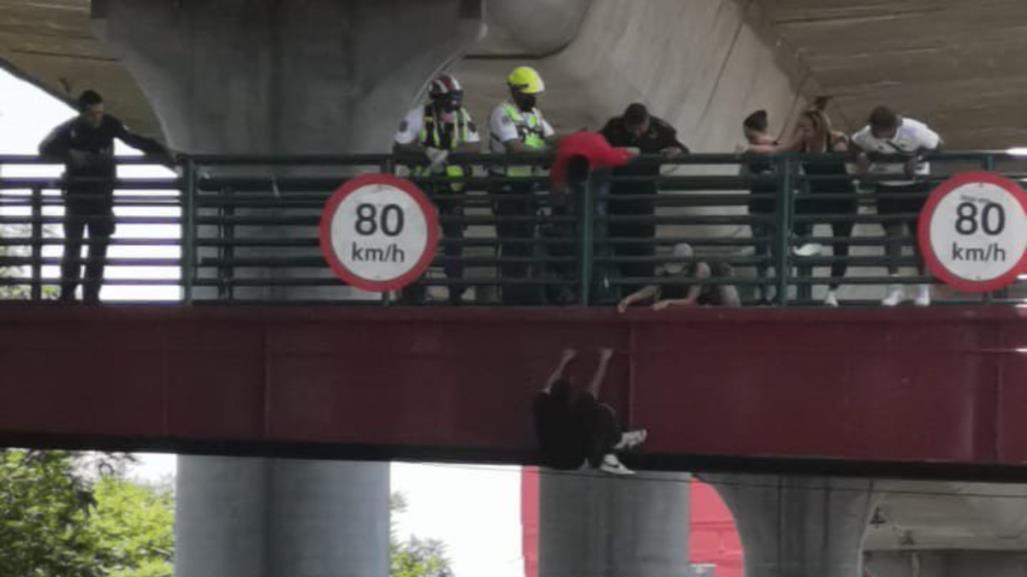 #VIDEO, joven es rescatado de aventarse de un puente en pleno Día del Padre