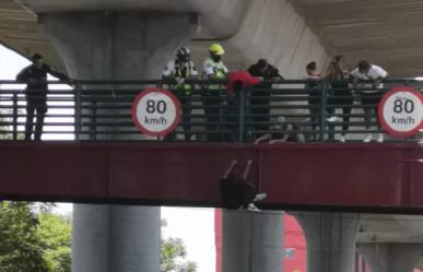 #VIDEO, joven es rescatado de aventarse de un puente en pleno Día del Padre