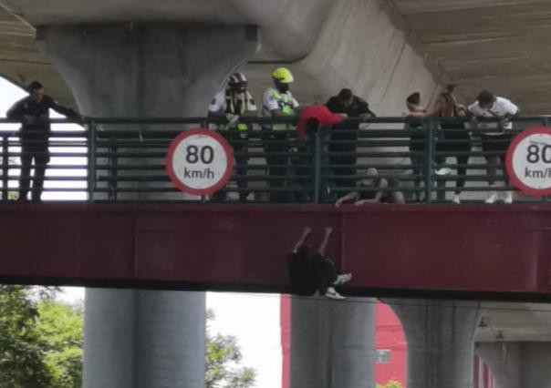 #VIDEO, joven es rescatado de aventarse de un puente en pleno Día del Padre