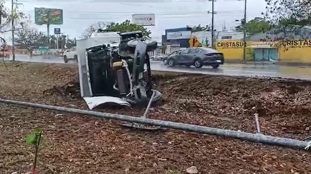 Piso mojado provoca volcadura de un volquete del Ayuntamiento de Mérida