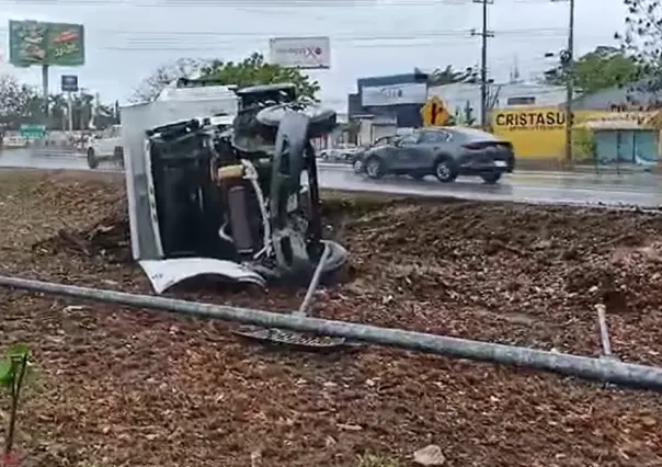 Piso mojado provoca volcadura de un volquete del Ayuntamiento de Mérida