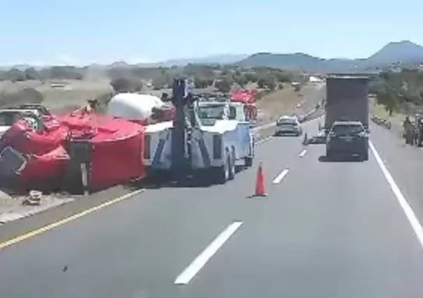 Pipa de gas LP vuelca en la autopista México-Tulancingo