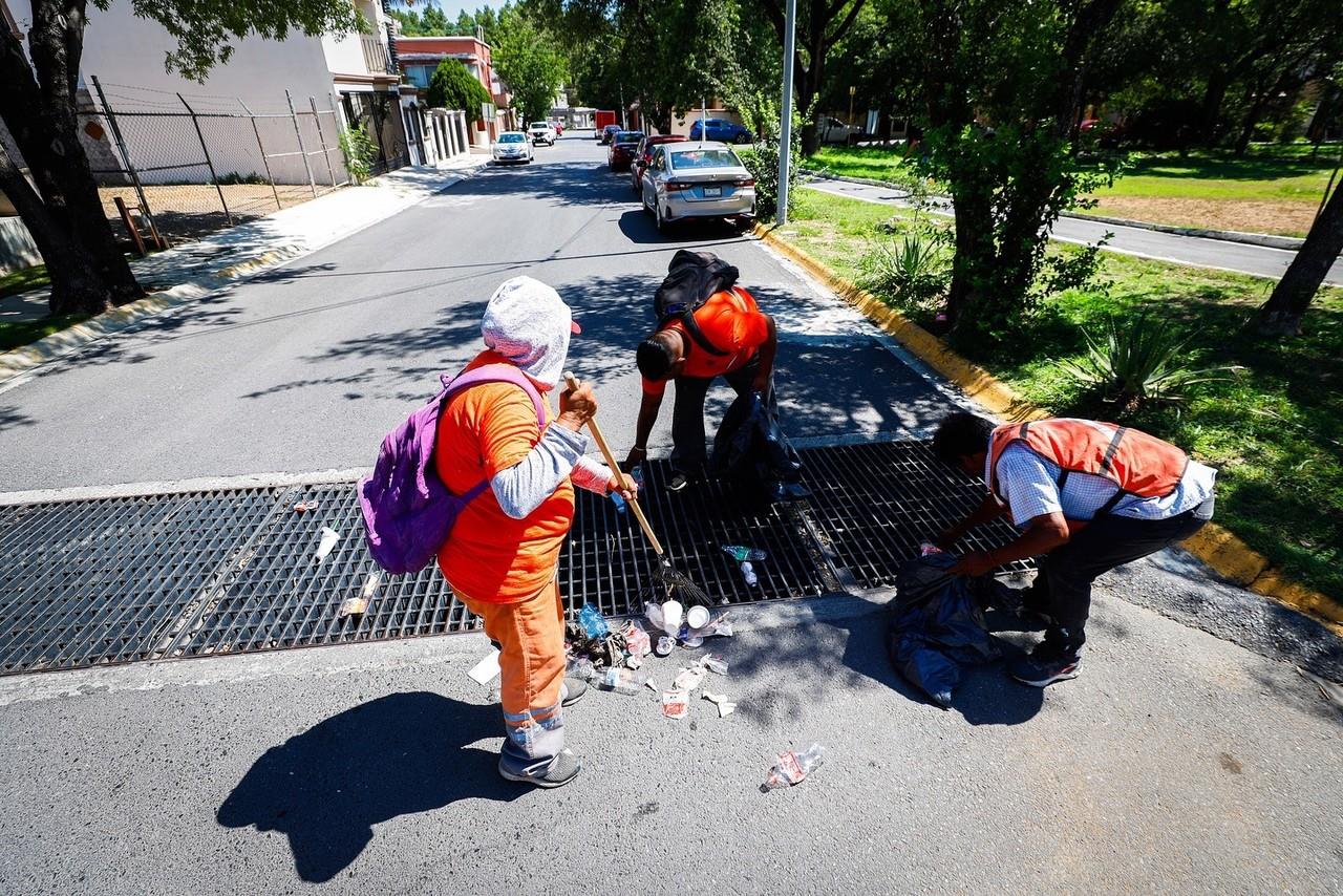 Trabajadores de limpieza municipal llevando a cabo labores de azolve en el drenaje del municipio. Foto: Facebook Gobierno de Monterrey.