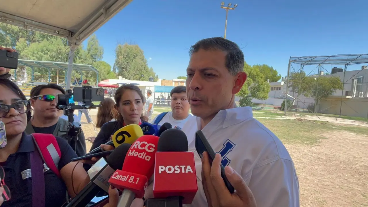 El rector Octavio Pimentel detalló el proyecto de consultorios de Lobos. (Fotografía: Marco Juárez)