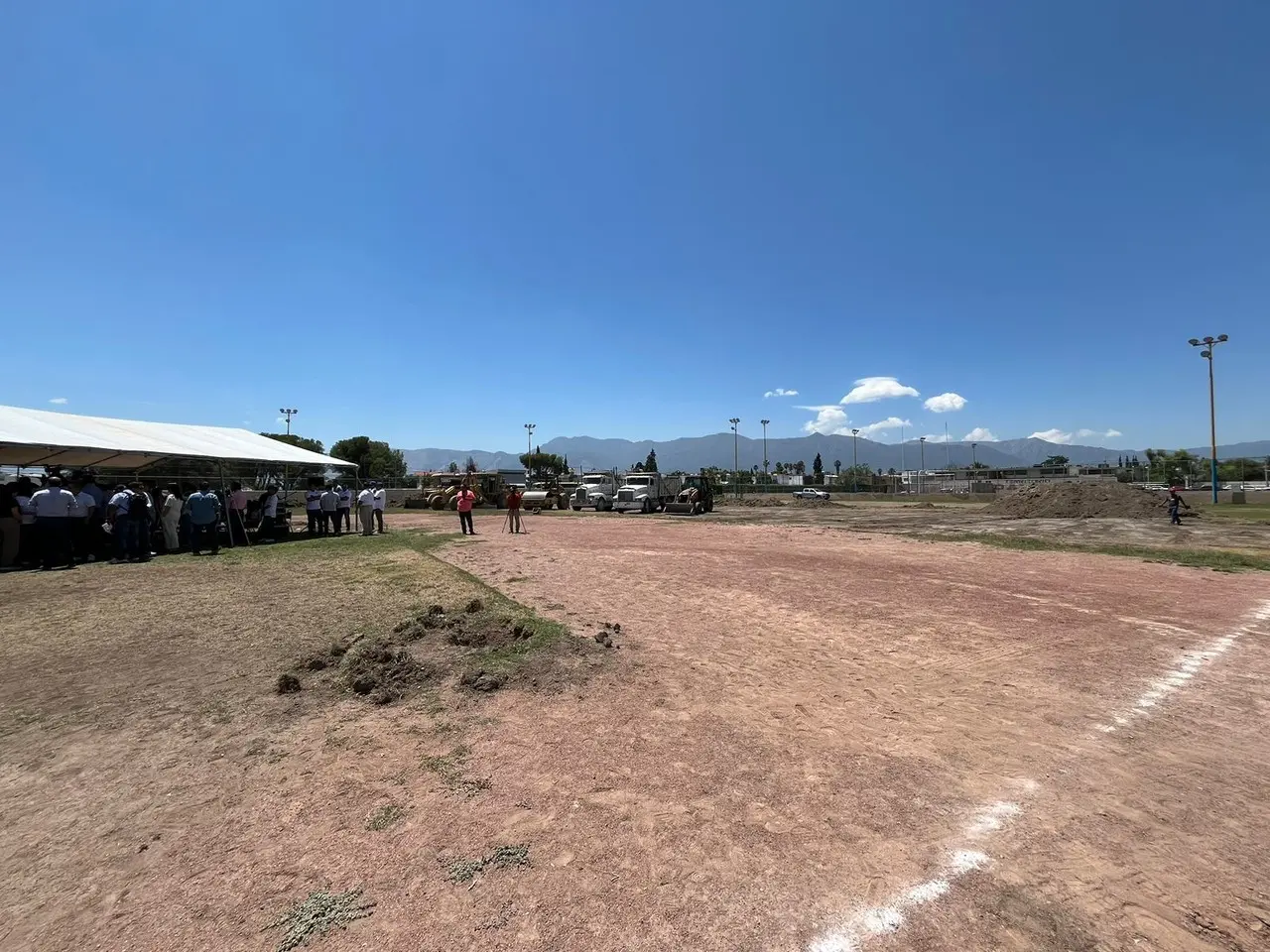 Se removerán un total de 2,660 metros cuadrados de pasto natural del campo. (Fotografía: Marco Juárez)